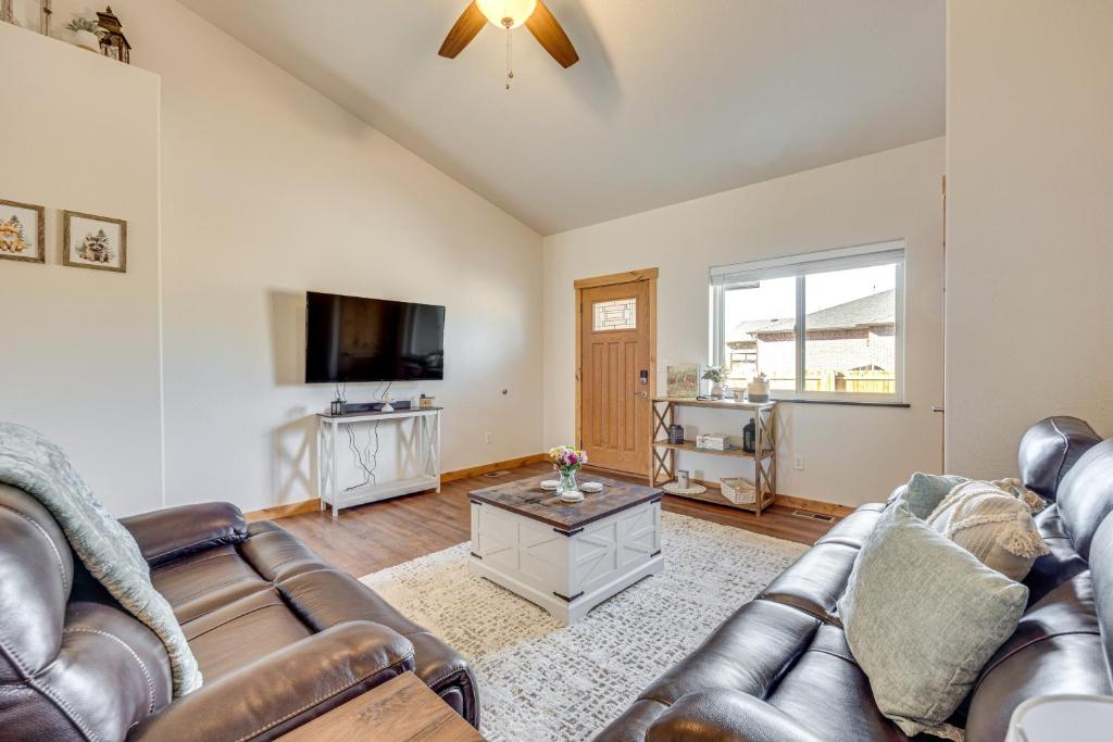 Televisyen dan/atau pusat hiburan di 1 Mi to Main St and Riverwalk Home in Canon City