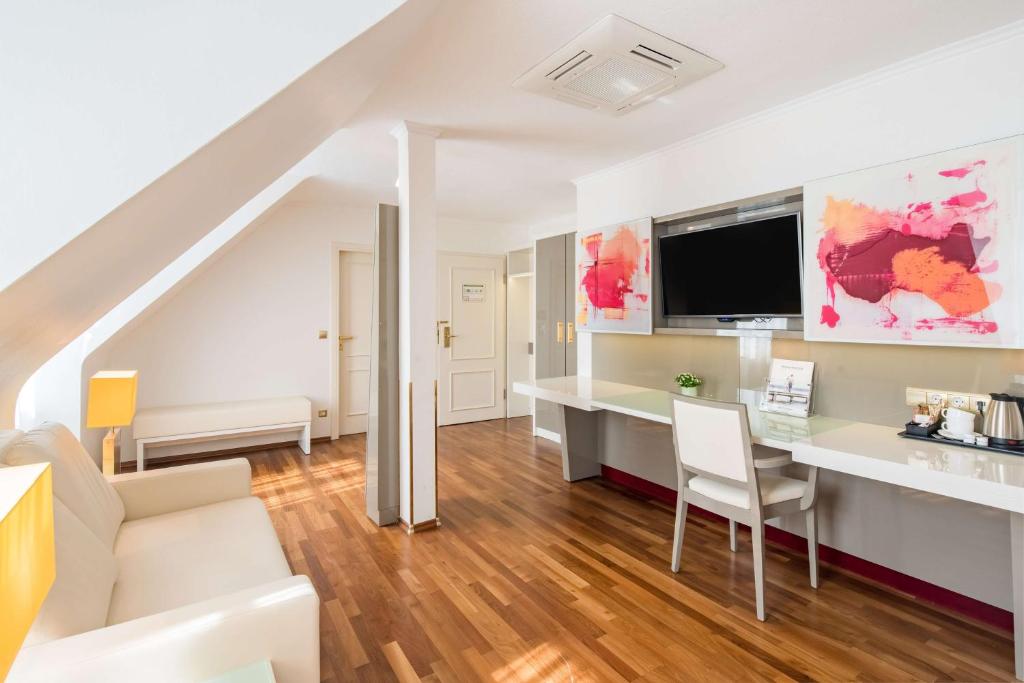 TV a/nebo společenská místnost v ubytování Best Western Plus Hotel StadtPalais