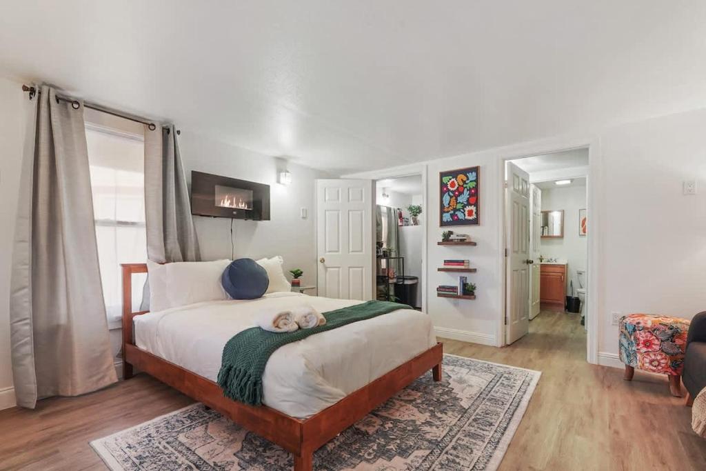 Ένα ή περισσότερα κρεβάτια σε δωμάτιο στο Homey Studio Near Downtown Sac and American River