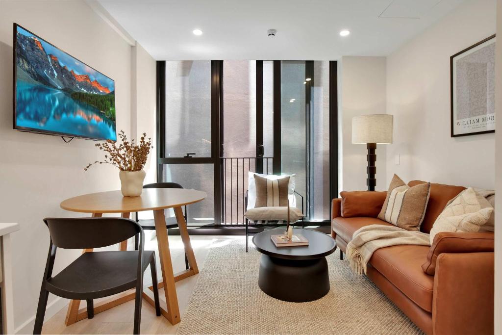 una sala de estar con un sofá y una mesa en Stylish Stay on Courtenay - 1BR APT, en Wellington