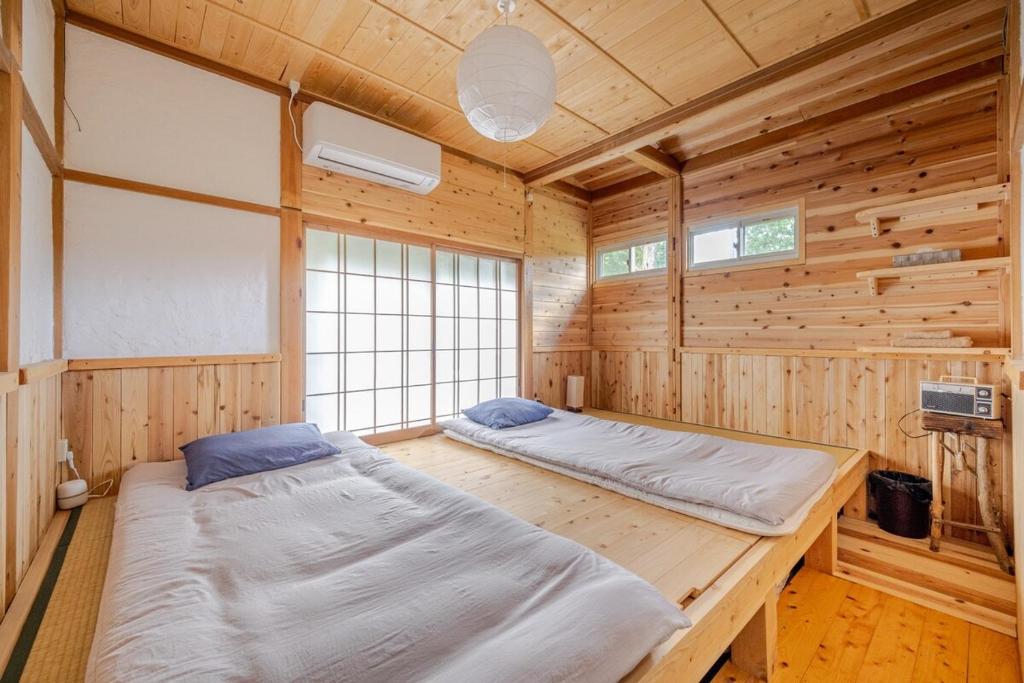 Postel nebo postele na pokoji v ubytování 新緑の南伊豆焚き火の宿ノキロ