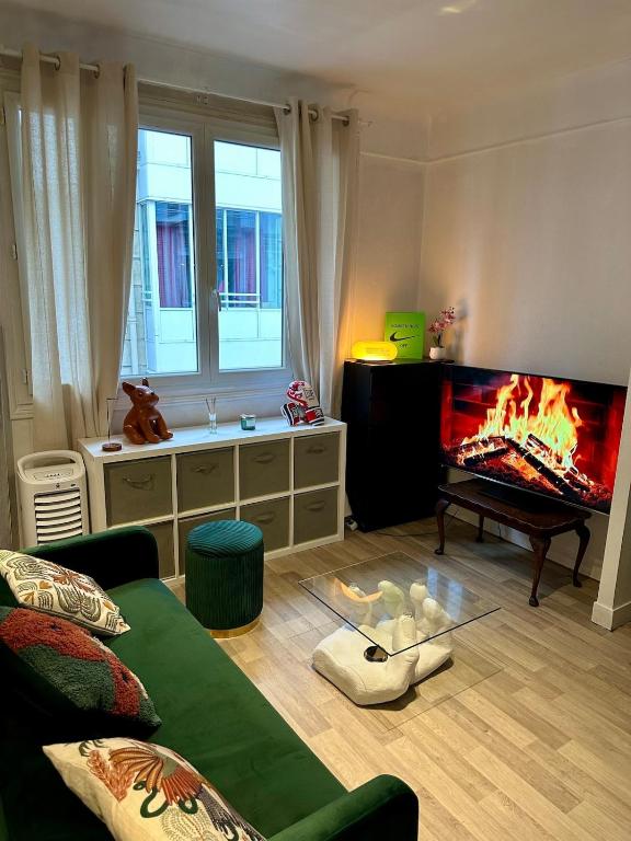 un salon avec un canapé et une cheminée dans l'établissement Studio Étoile - Champs Élysées, à Paris