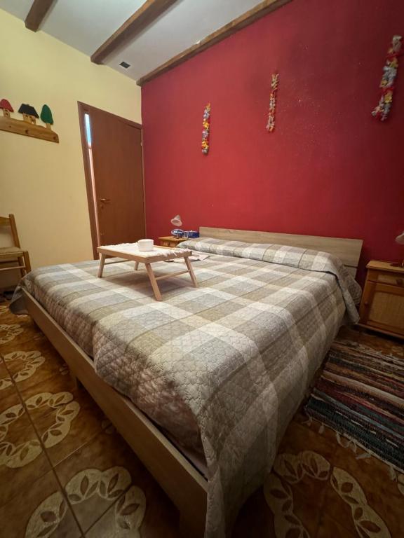 una camera da letto con un letto e un tavolo sopra di B&B DA Tony a 15 minuti da Malpensa a Magenta