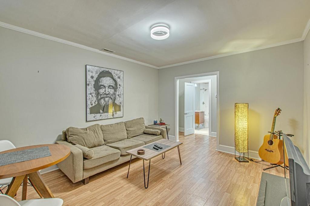 チャールストンにあるThe Esben comfy 1 bedroom close to everythingのソファとテーブルのあるリビングルーム