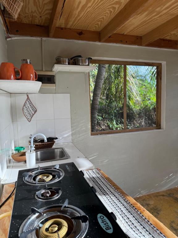Cuisine ou kitchenette dans l'établissement Yes Papa! Rooms only 100m from the beach!