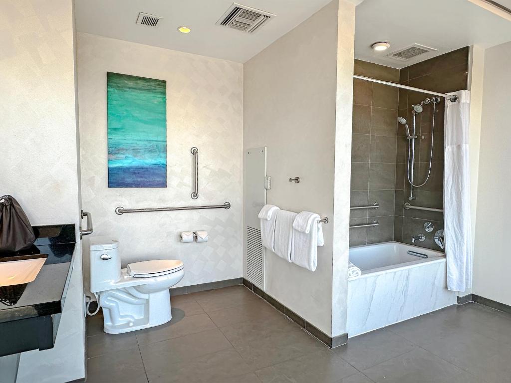 Ein Badezimmer in der Unterkunft Scarlet Pearl Casino Resort
