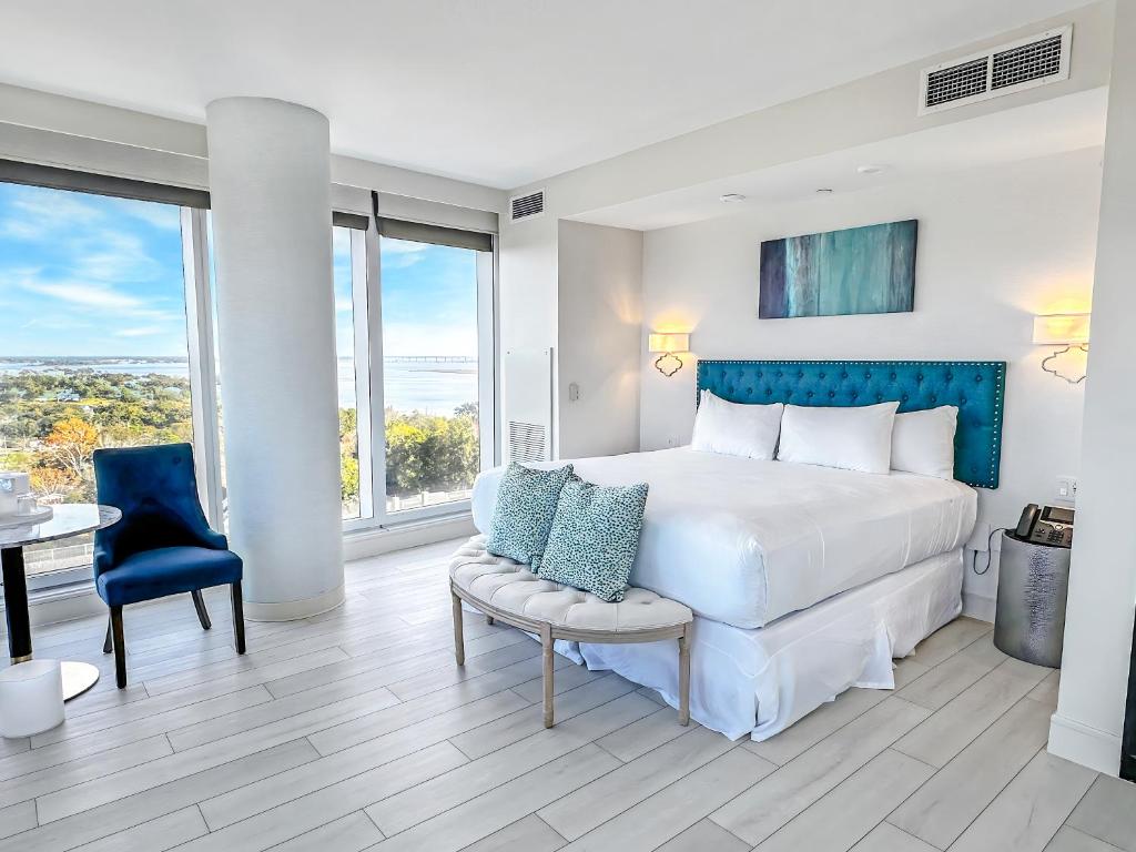 Un dormitorio con una cama, una mesa y una silla. en Scarlet Pearl Casino Resort, en Biloxi