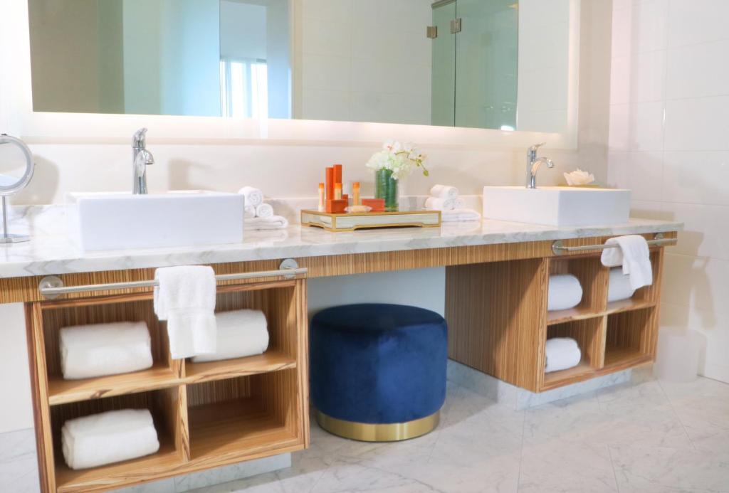 Ein Badezimmer in der Unterkunft Scarlet Pearl Casino Resort