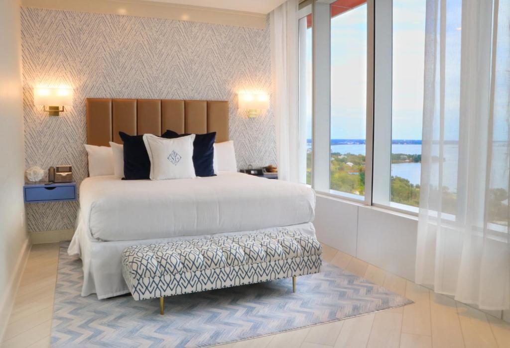 Ein Bett oder Betten in einem Zimmer der Unterkunft Scarlet Pearl Casino Resort