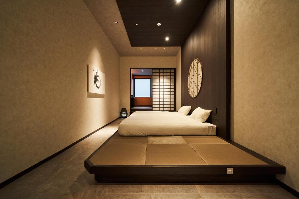 a bedroom with a large bed in a room at Hotel Grand Tiara Minaminagoya in Anjomachi