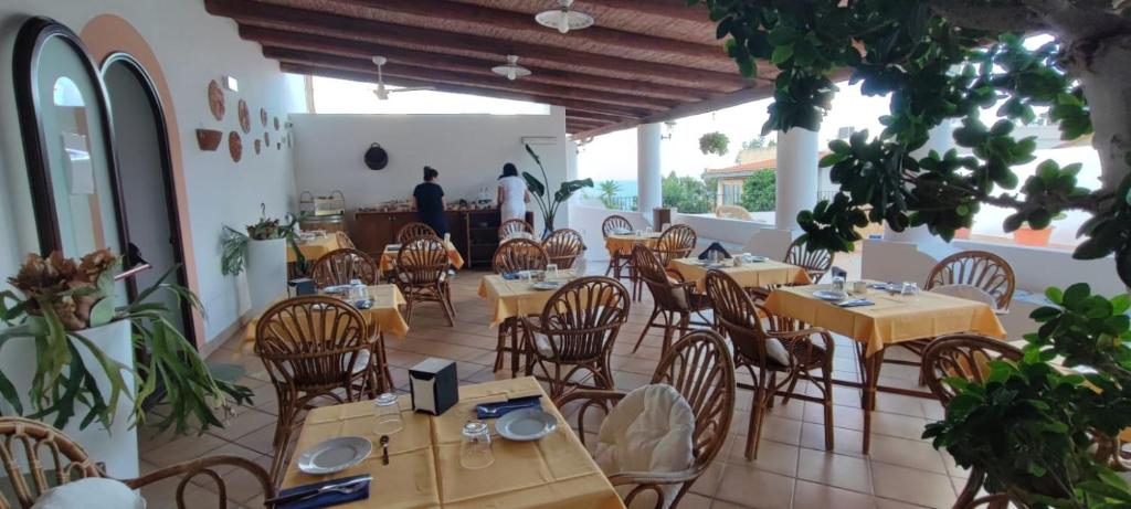 Restaurace v ubytování Hotel Principe di Rinella