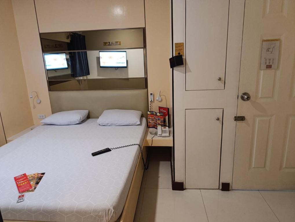 Postel nebo postele na pokoji v ubytování Hotel Sogo Malate
