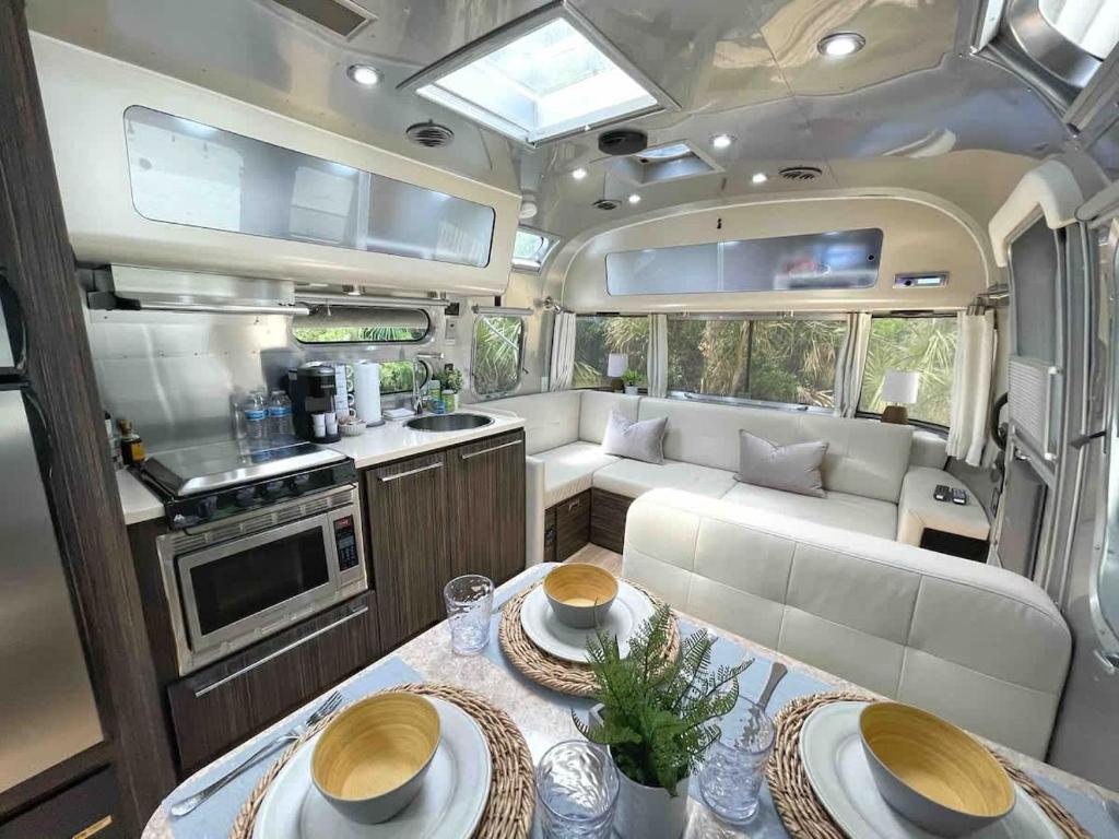 Kuchyň nebo kuchyňský kout v ubytování Cozy & Fun Airstream Camper Near Downtown & Beach