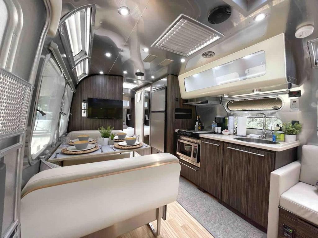 Kuchyň nebo kuchyňský kout v ubytování Cozy & Fun Airstream Camper Near Downtown & Beach
