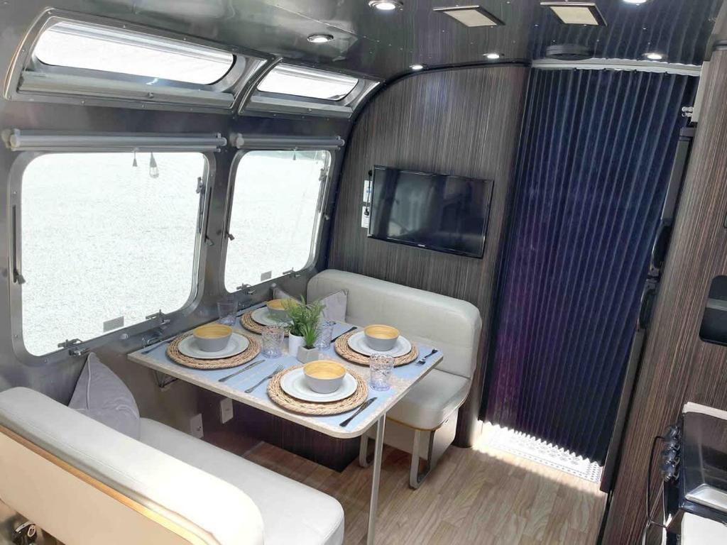 Posezení v ubytování Cozy & Fun Airstream Camper Near Downtown & Beach