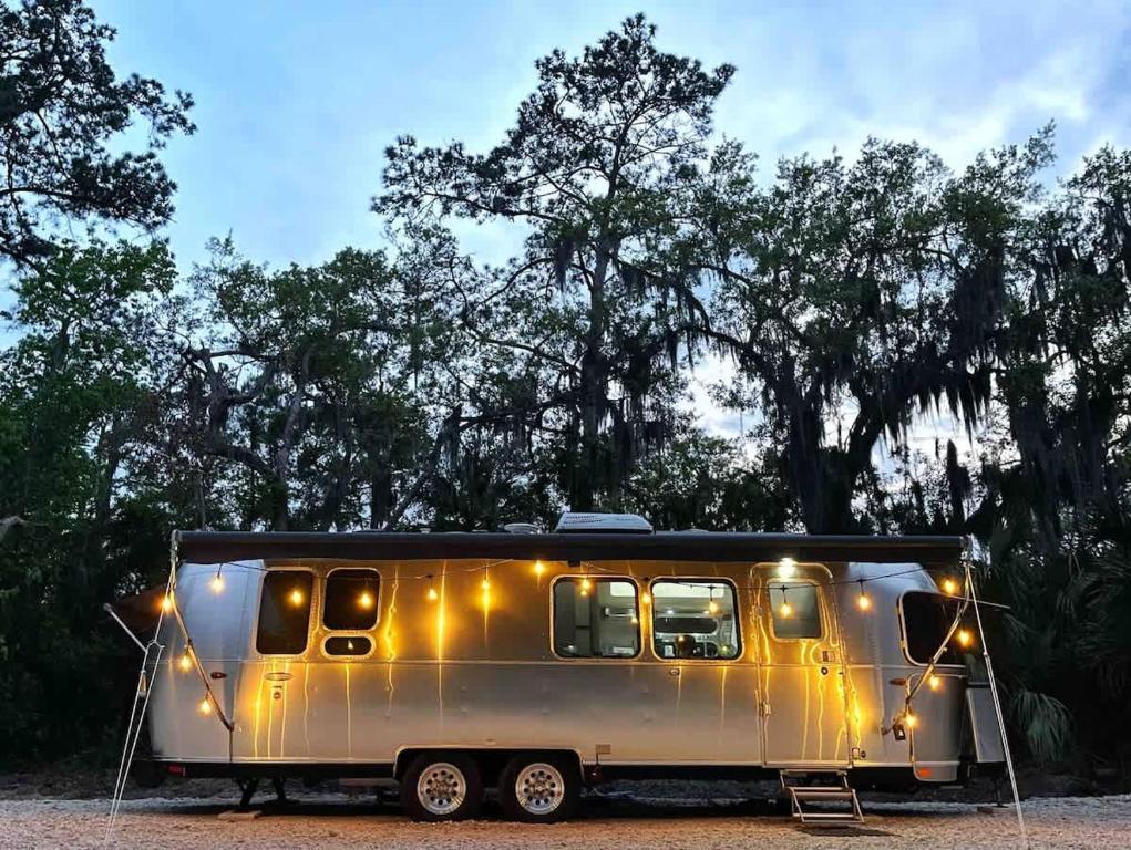 Fotografie z fotogalerie ubytování Cozy & Fun Airstream Camper Near Downtown & Beach v destinaci Savannah
