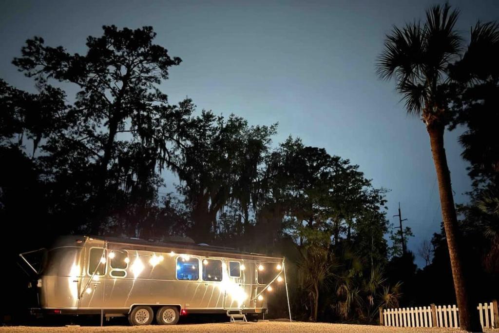 Fotografie z fotogalerie ubytování Cozy & Fun Airstream Camper Near Downtown & Beach v destinaci Savannah
