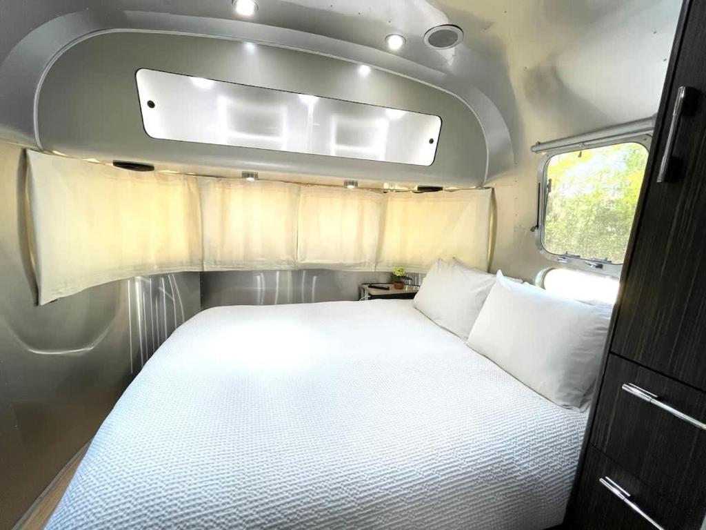 Fotografie z fotogalerie ubytování Silver Belle Airstream Glamper Near Tybee & City v destinaci Savannah