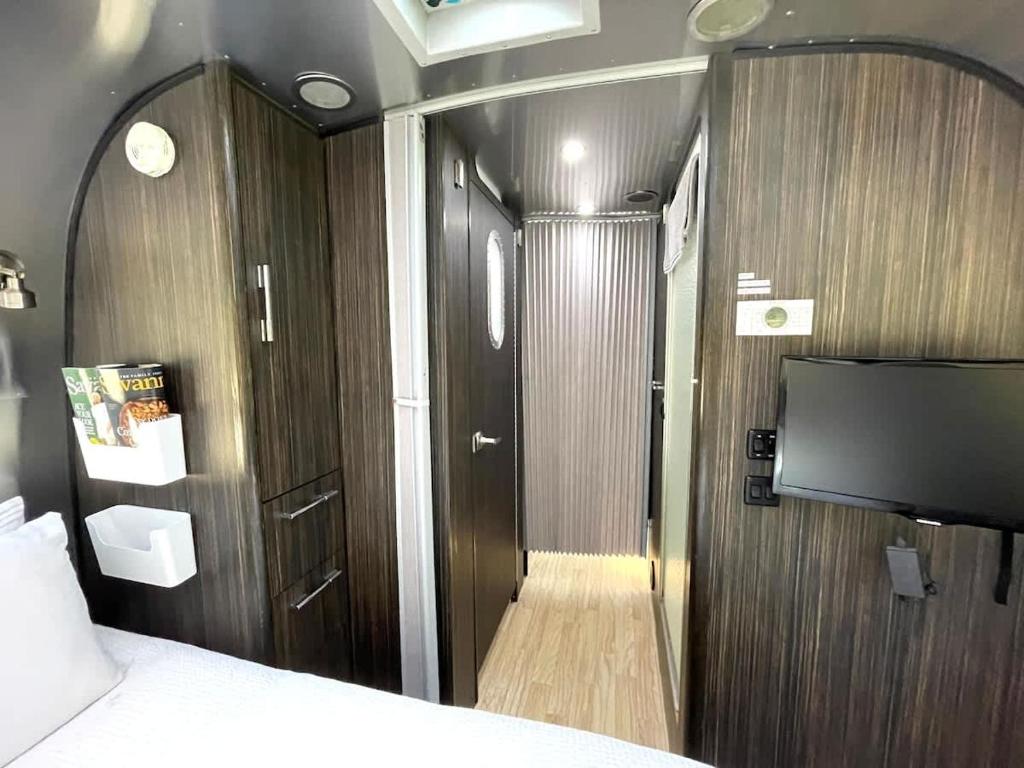 Fotografie z fotogalerie ubytování Silver Belle Airstream Glamper Near Tybee & City v destinaci Savannah