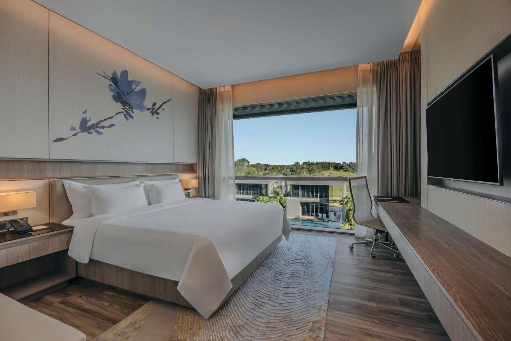 Giường trong phòng chung tại Dusit Thani Laguna Singapore