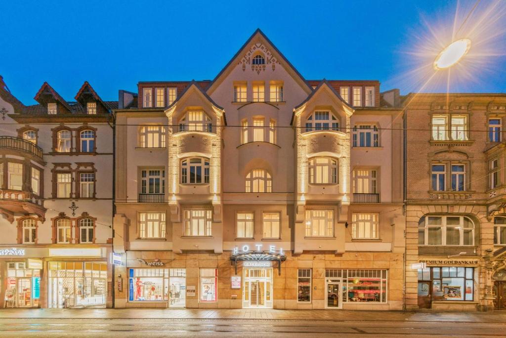 un gran edificio frente a una calle en Best Western Plus Hotel Excelsior, en Erfurt