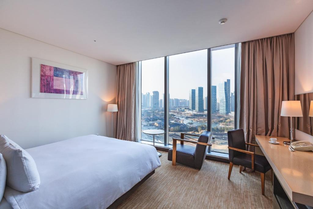 Postel nebo postele na pokoji v ubytování Orakai Songdo Park Hotel