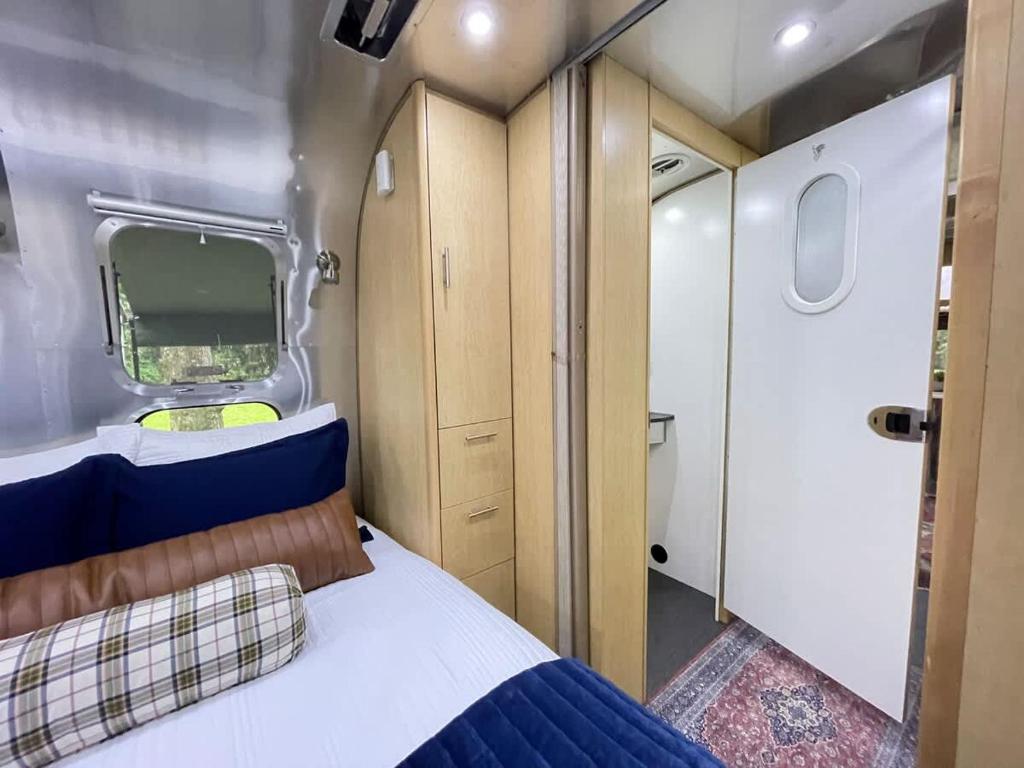 Postel nebo postele na pokoji v ubytování Limited Edition Airstream Midway Downtown & Beach