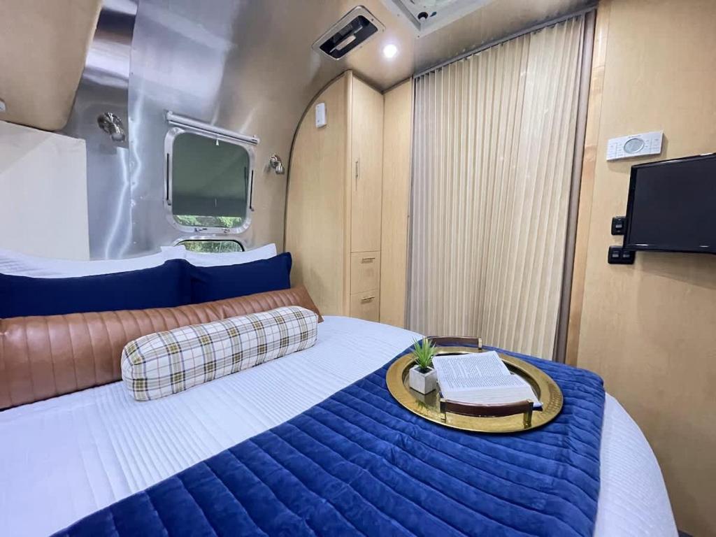 Postel nebo postele na pokoji v ubytování Limited Edition Airstream Midway Downtown & Beach