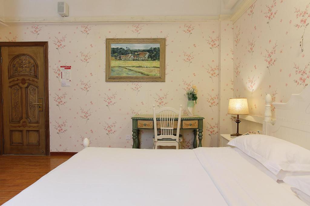 Postel nebo postele na pokoji v ubytování Gulangyu Baiju Monet Garden Coffee Music Villa