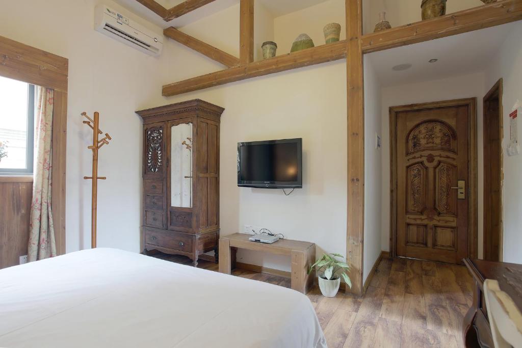 Postel nebo postele na pokoji v ubytování Gulangyu Baiju Monet Garden Coffee Music Villa