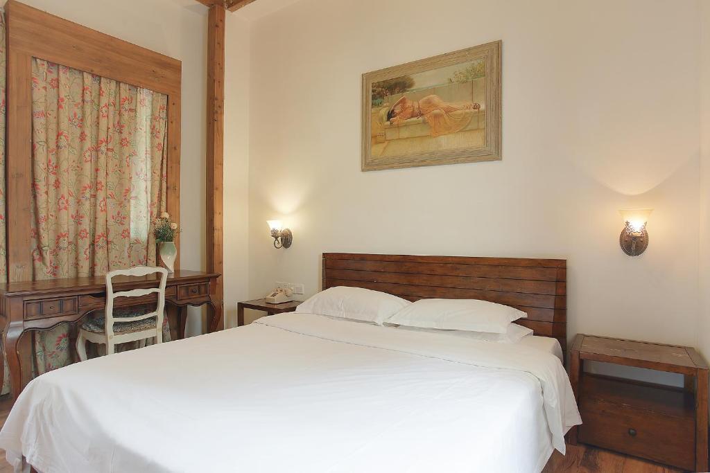 Postel nebo postele na pokoji v ubytování Gulangyu Baiju Monet Garden Coffee Music Villa