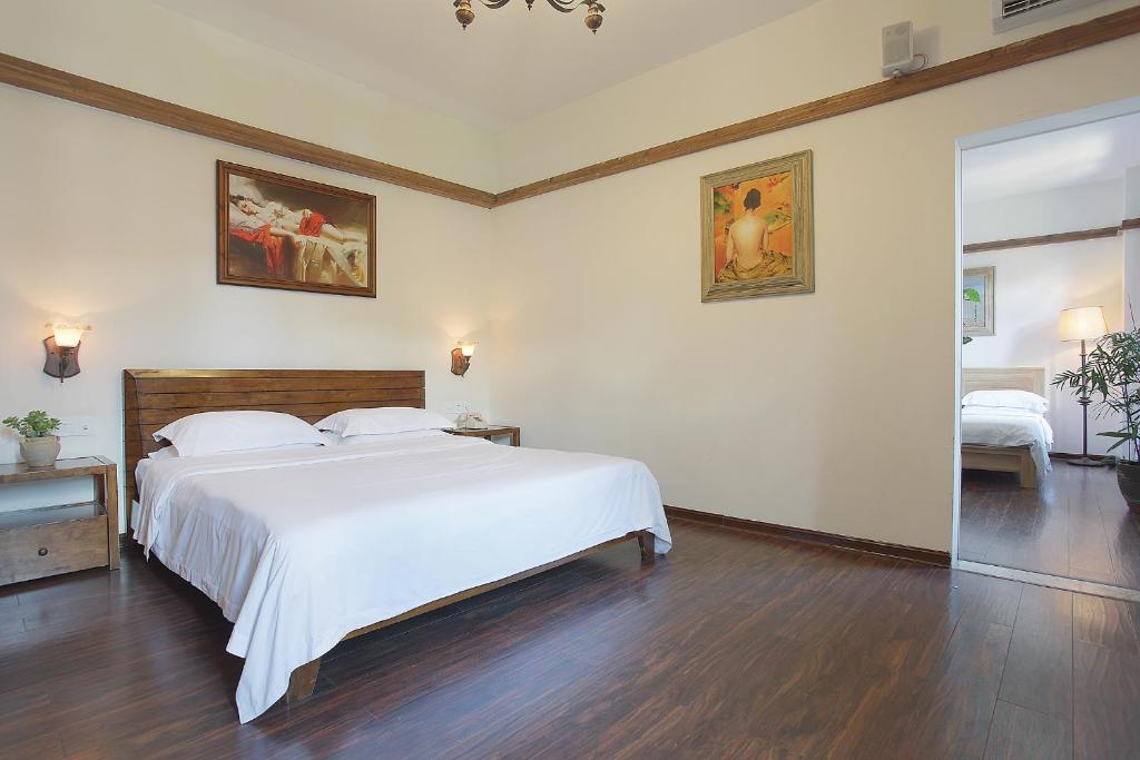 Postel nebo postele na pokoji v ubytování Gulangyu Baiju Monet Garden Coffee Music Villa