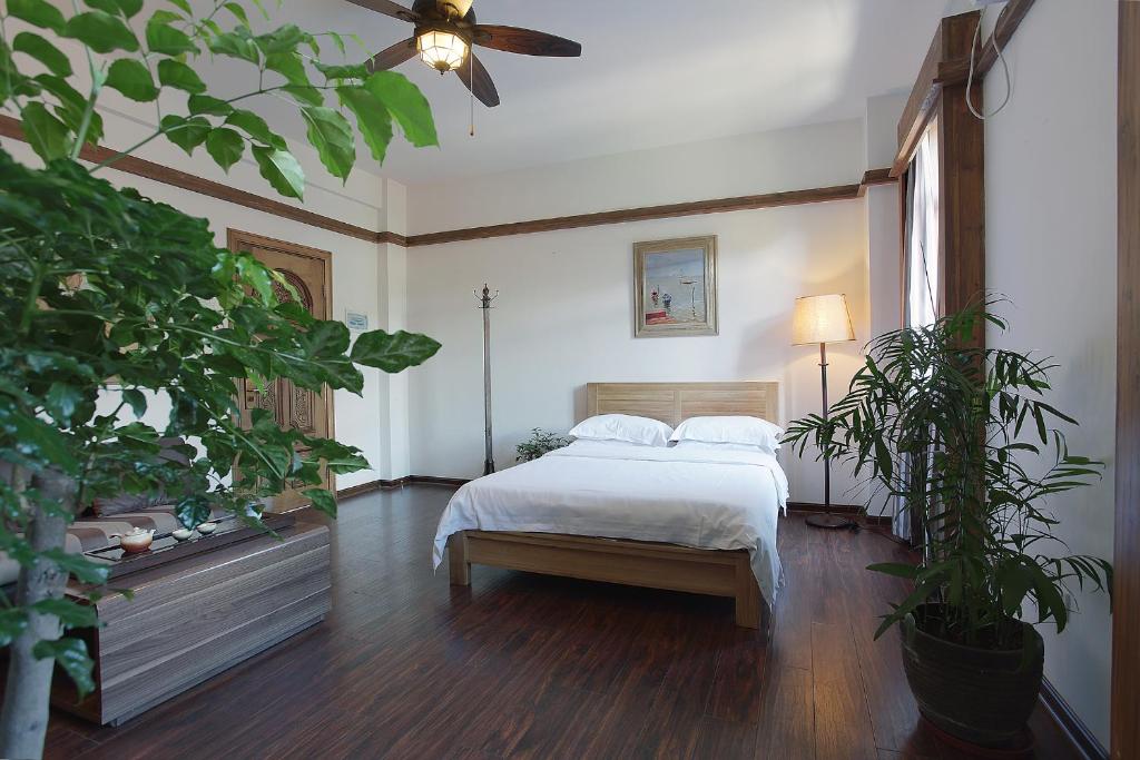 Postel nebo postele na pokoji v ubytování Gulangyu Baiju Monet Garden Coffee Music Villa