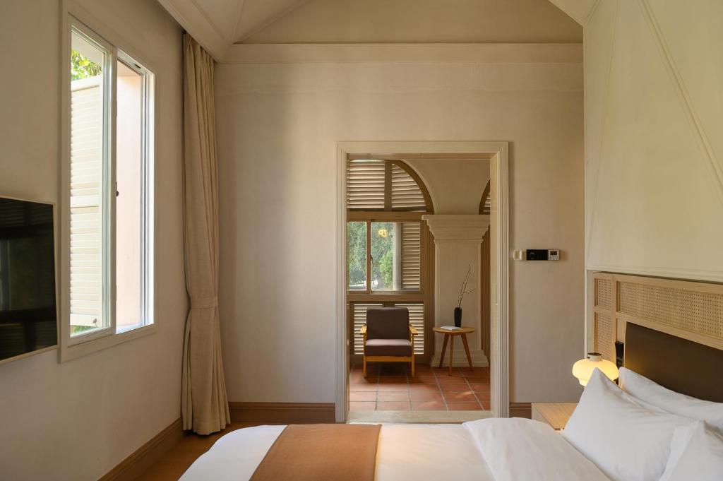 Postel nebo postele na pokoji v ubytování Gulangyu Baiju Monet Garden Coffee Music Villa