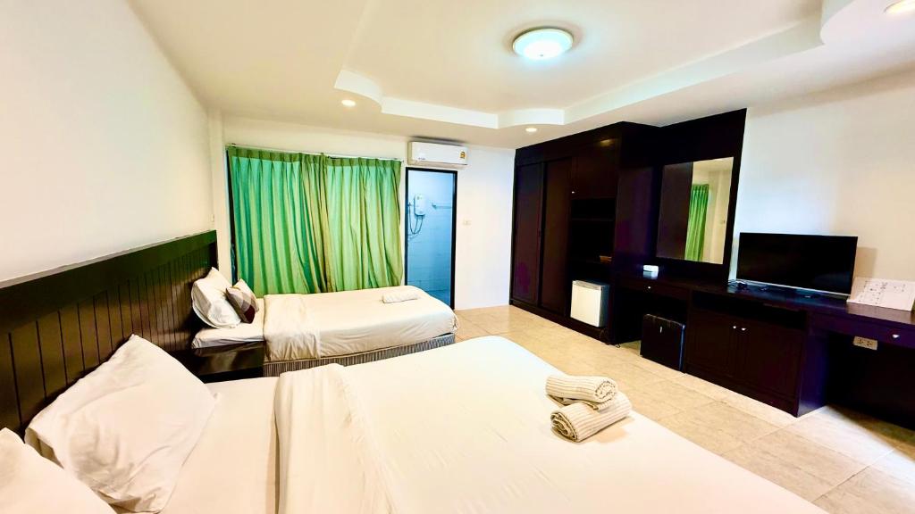 Postel nebo postele na pokoji v ubytování Hill Side Patong Hotel