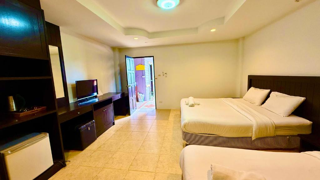 Postel nebo postele na pokoji v ubytování Hill Side Patong Hotel