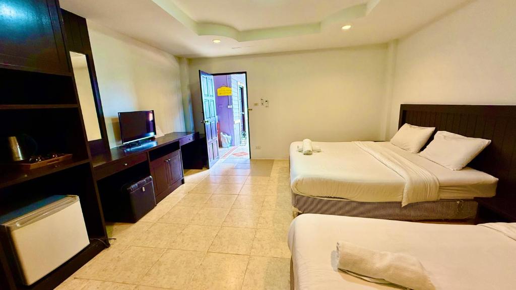 Postel nebo postele na pokoji v ubytování Hill Side Patong Hotel