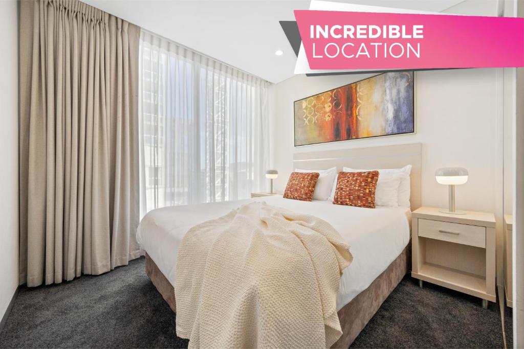 New Heights on North Terrace - 2BR CBD Views Pool房間的床