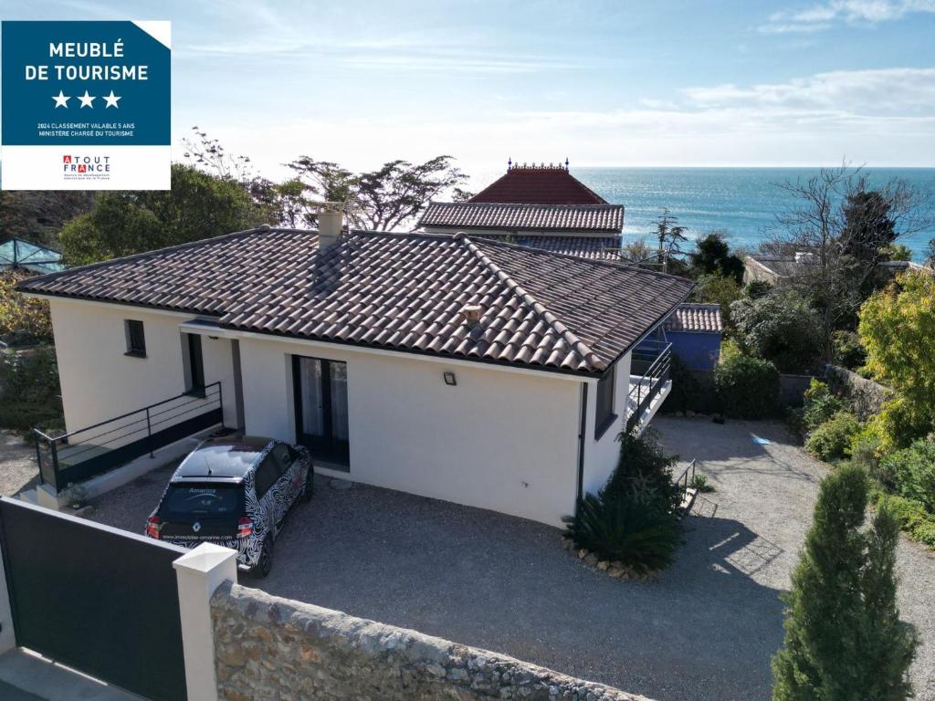 une maison avec une voiture garée devant dans l'établissement Villa moderne 5 pièces avec WIFI, climatisation, et parkings à Sète - FR-1-338-597, à Sète