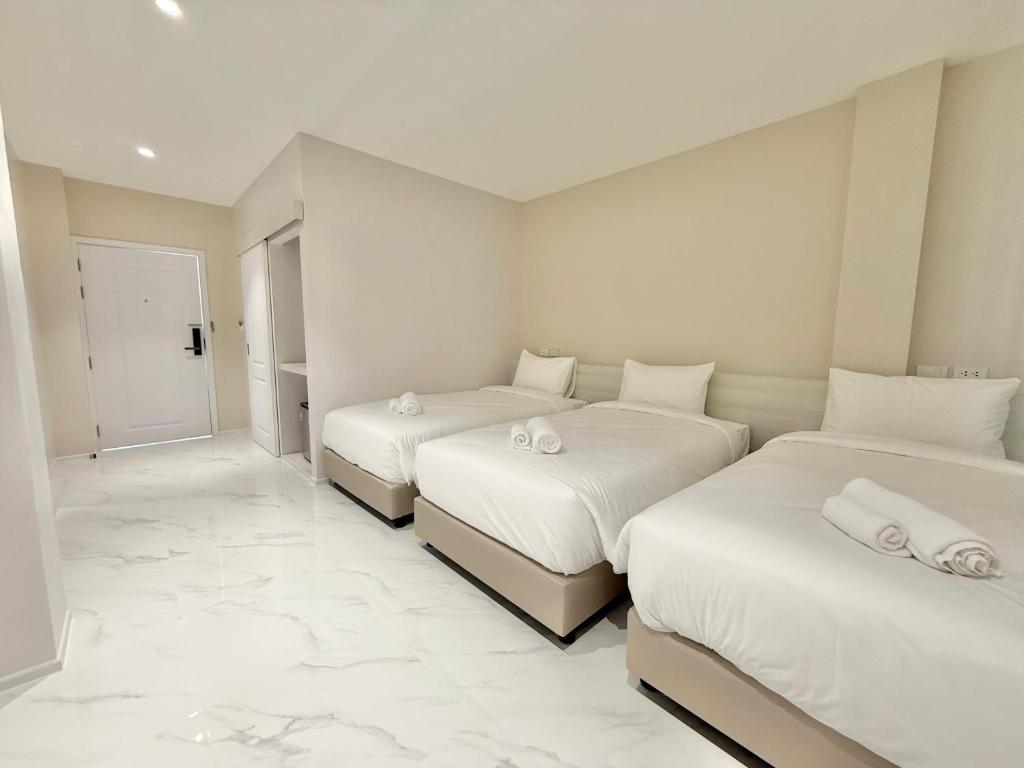 Postel nebo postele na pokoji v ubytování โรงแรมแรบบิท Rabbit Hotel Nangrong