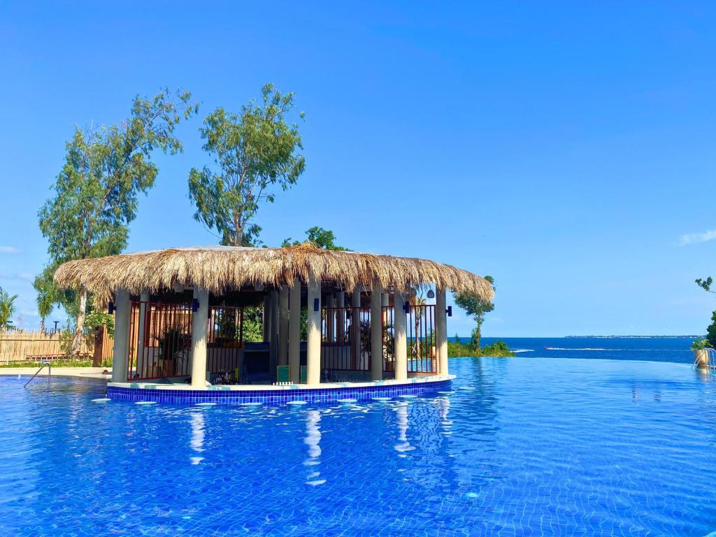 Bazén v ubytování Belmont Hotel Mactan nebo v jeho okolí