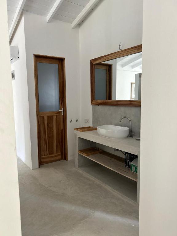 un bagno con lavandino e specchio di Palm Beach Kamburugamuwa a Kamburugamuwa