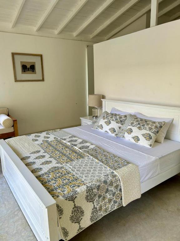 Letto o letti in una camera di Palm Beach Kamburugamuwa