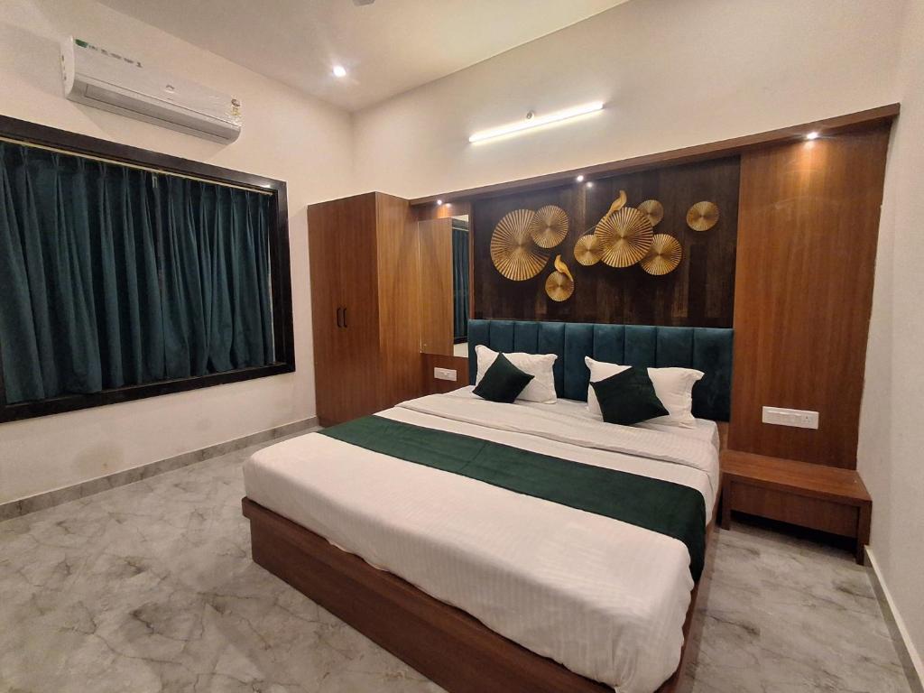 Postel nebo postele na pokoji v ubytování Hotel Aries Pushkar