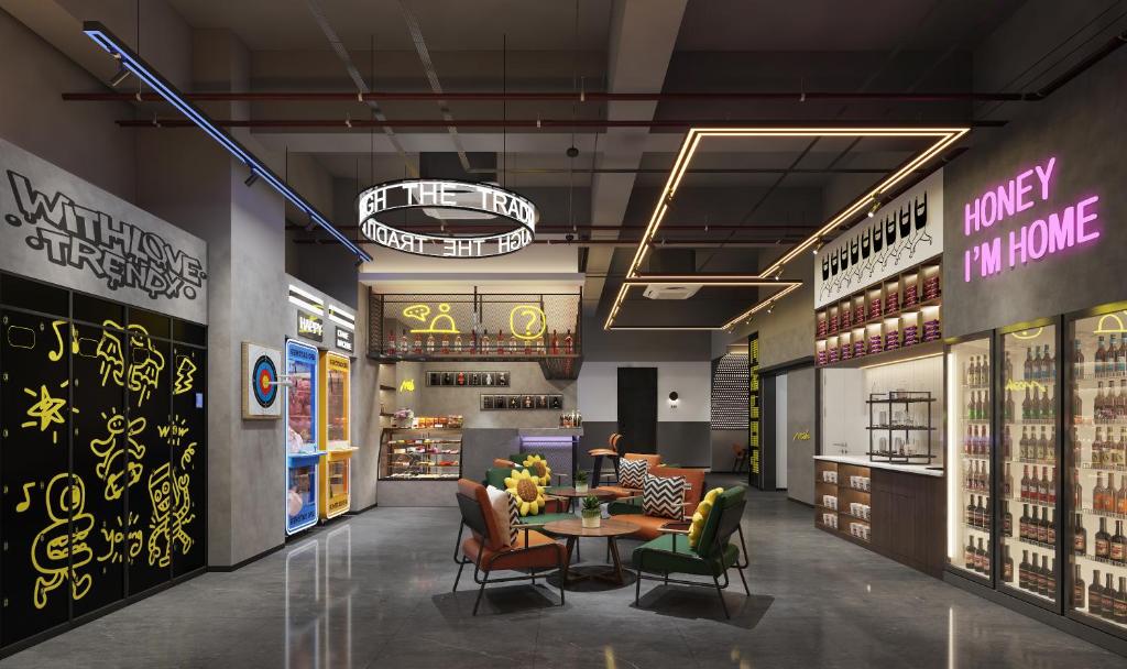 西安Mcsrh麦嘉·拾趣酒店(西安小寨大雁塔店)的商店里一家带桌椅的餐厅