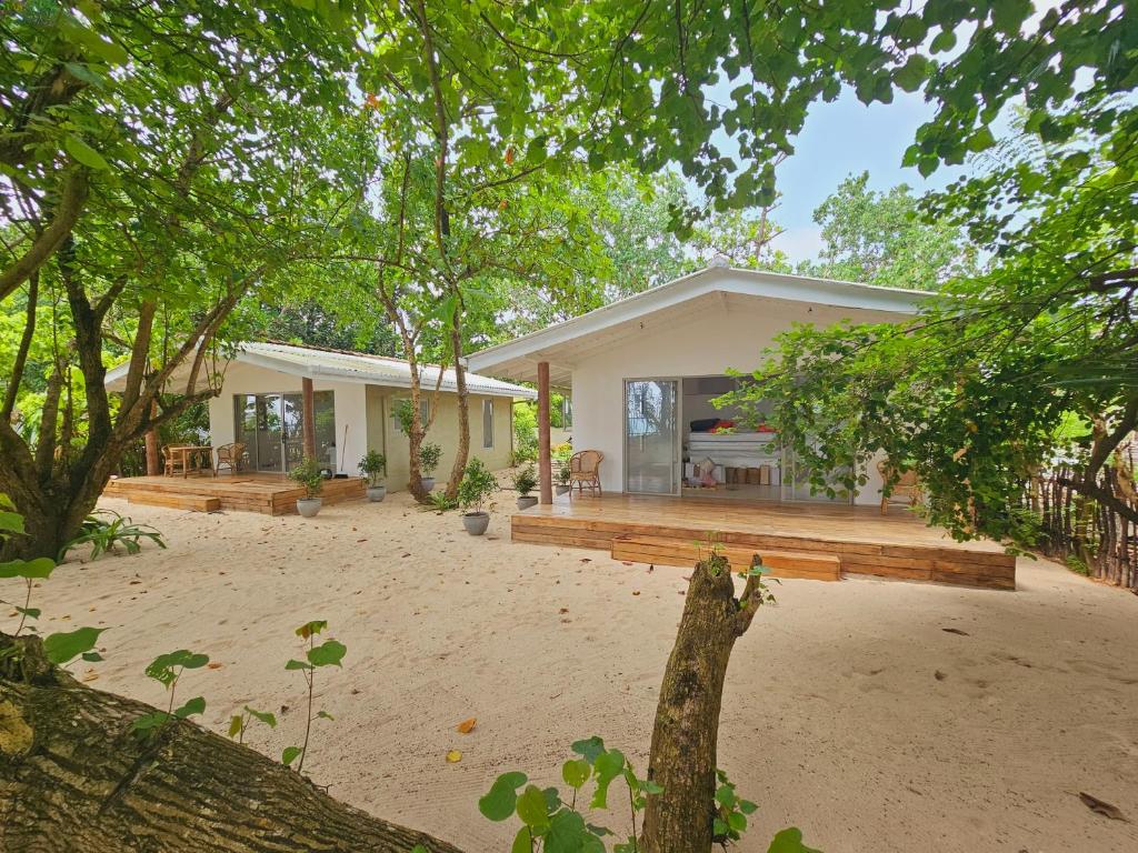 una casa con un ampio ponte di fronte ad essa di Palm Beach Kamburugamuwa a Kamburugamuwa