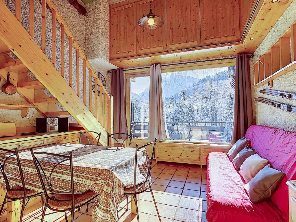 un salon avec une table et un canapé dans l'établissement Duplex pour 6 à La Clusaz, animaux admis, parking - FR-1-818-28, à La Clusaz