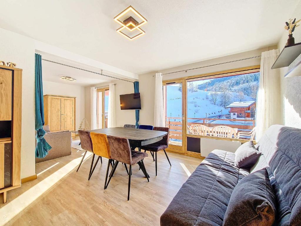 un salon avec une table et un canapé dans l'établissement Appartement cosy à La Clusaz, 6 pers, WiFi, parking, animaux admis - FR-1-818-19, à La Clusaz