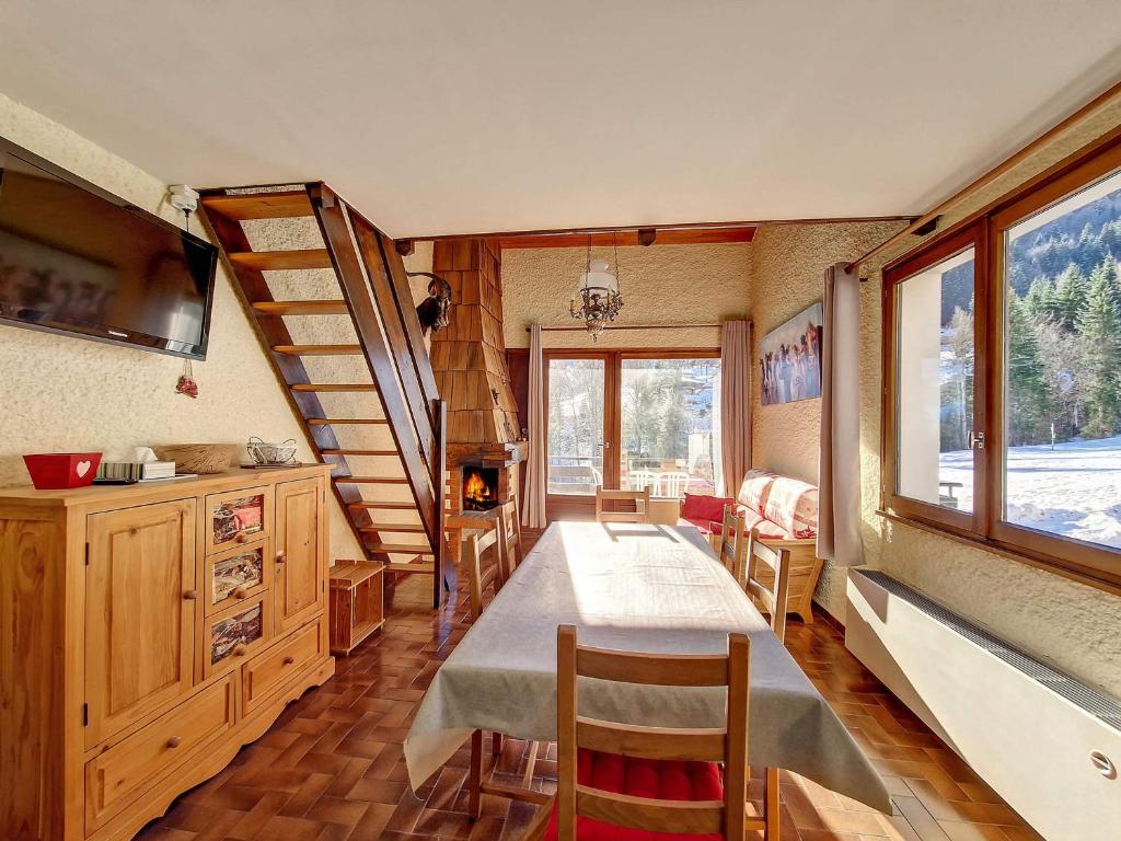 une salle à manger avec une table et un escalier dans l'établissement Duplex 6 pers avec Cheminée, Animaux admis - FR-1-818-50, à La Clusaz
