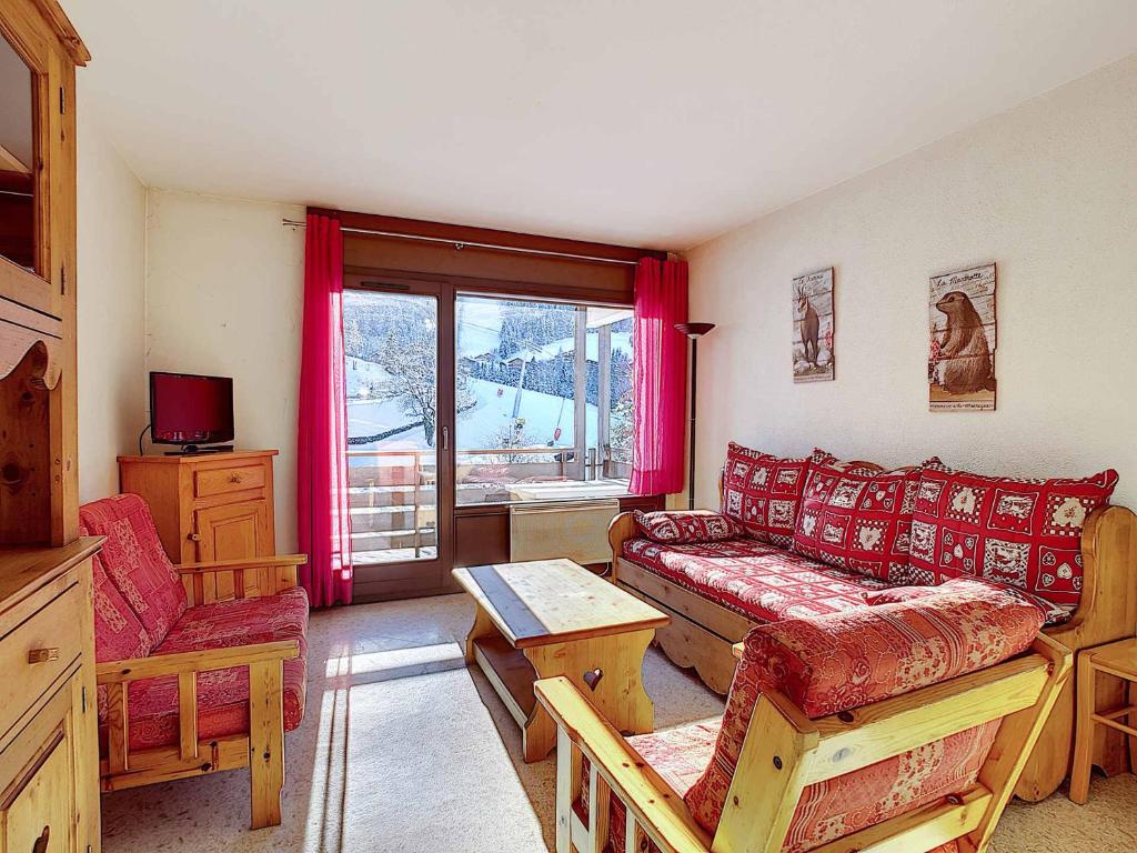 un salon avec un canapé et une table dans l'établissement Appartement La Clusaz - 6 pers, 2 ch - Wifi & Animaux admis - FR-1-818-68, à La Clusaz